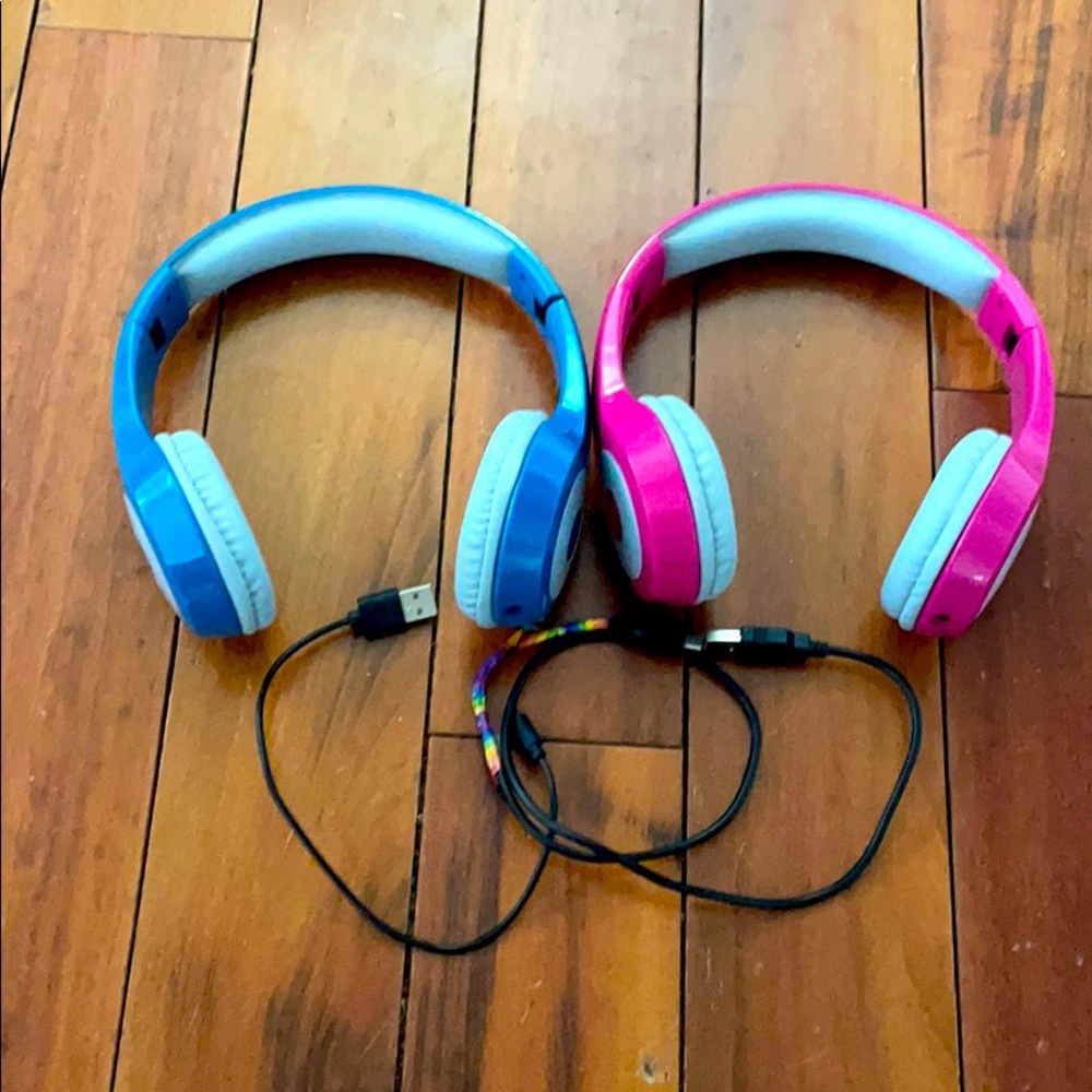 Set of two wireless foldable headphones.